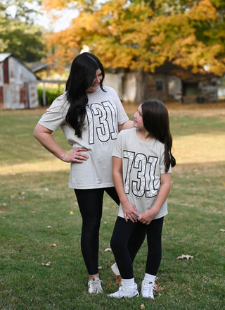 731 Daisy Neutral Tee - Tucked & Threaded