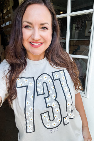 731 Daisy Neutral Tee - Tucked & Threaded